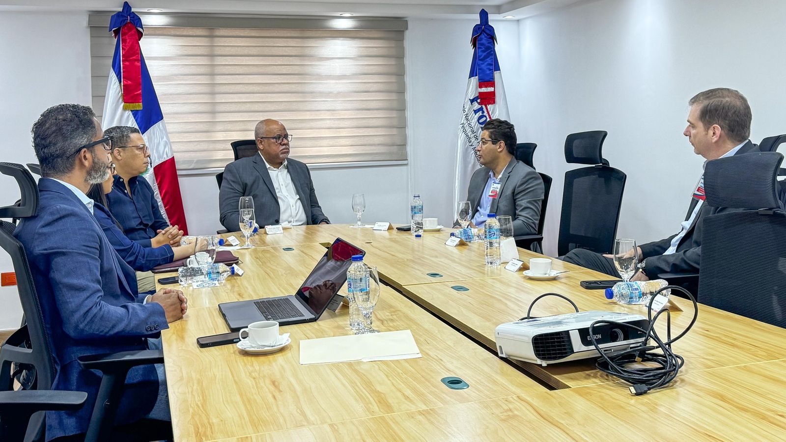 Ejecutivos VP Amazon visitan Director General Promipyme